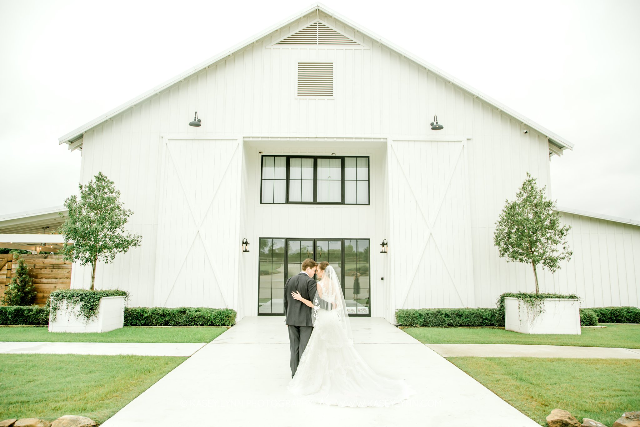 Farmhouse Wedding / Kasey Lynn Photography