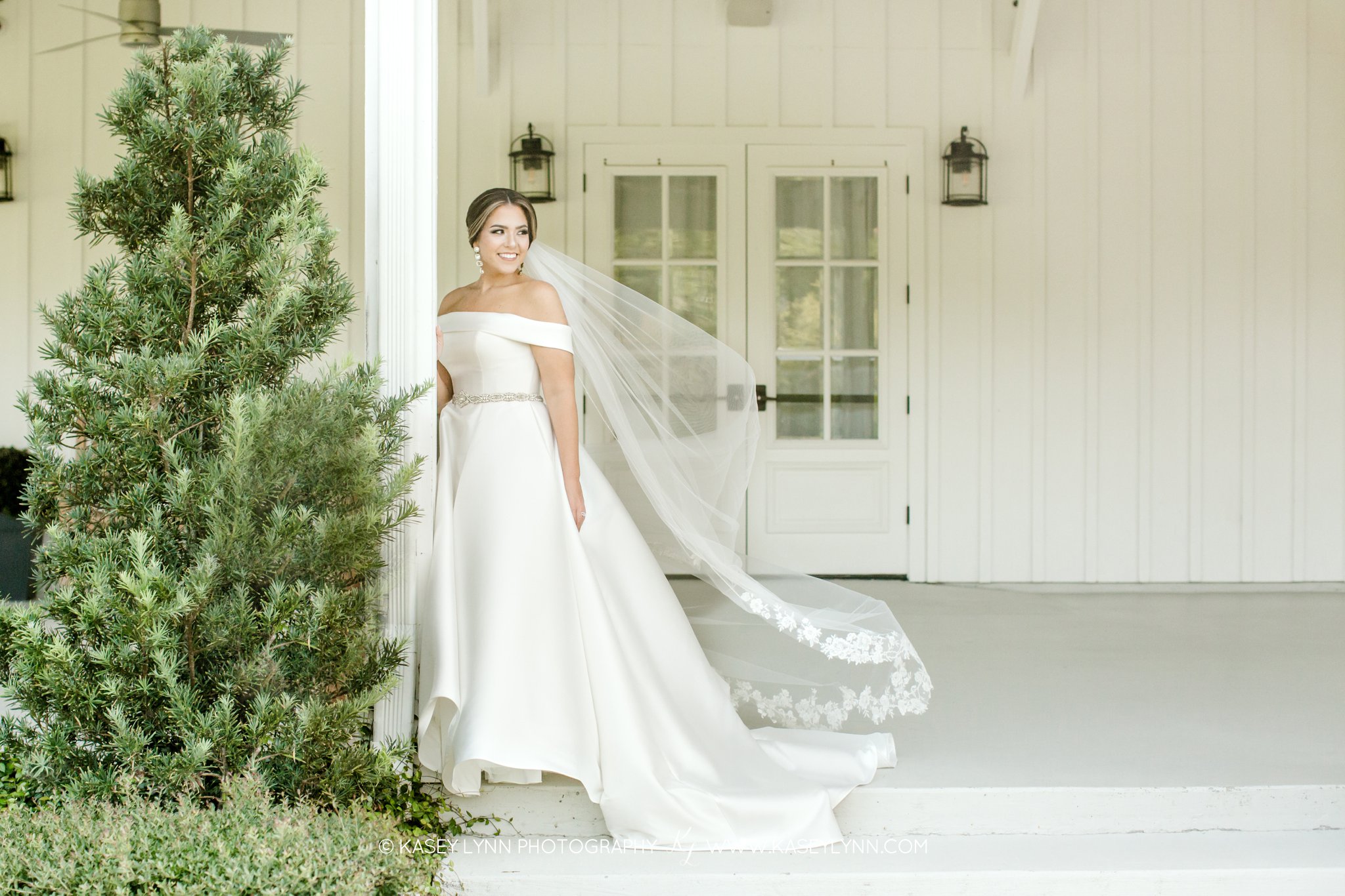 The Farmhouse Wedding / Kasey Lynn Photography